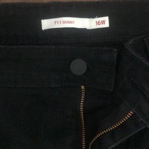 16W black Levi’s 711 skinny jeans
